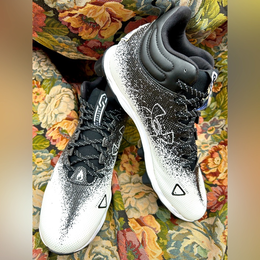 UNDER ARMOUR—LOCKDOWN football cleats